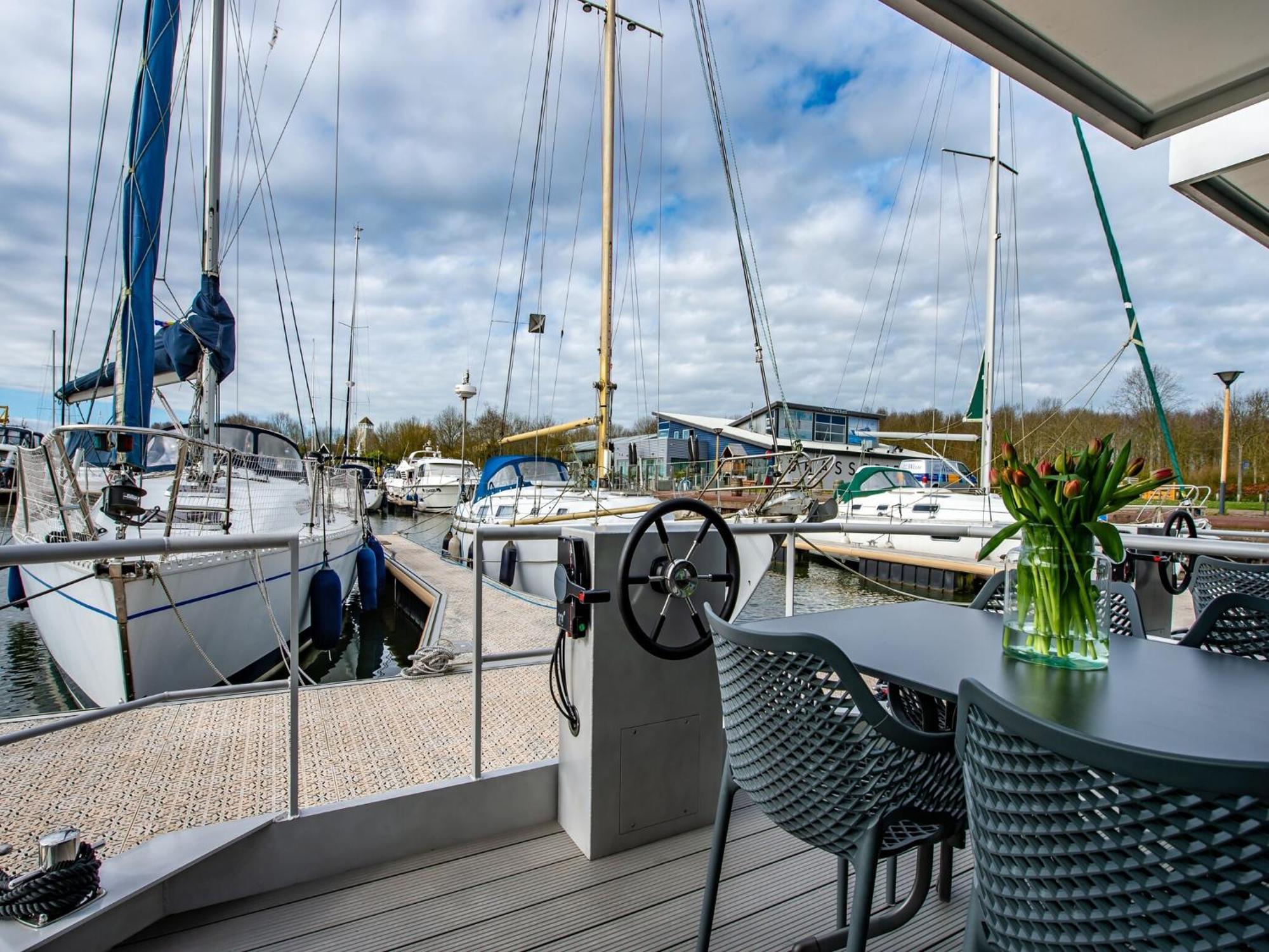 Waterlodge Blue Lagoon On A Jetty For 4 People Kamperland Extérieur photo