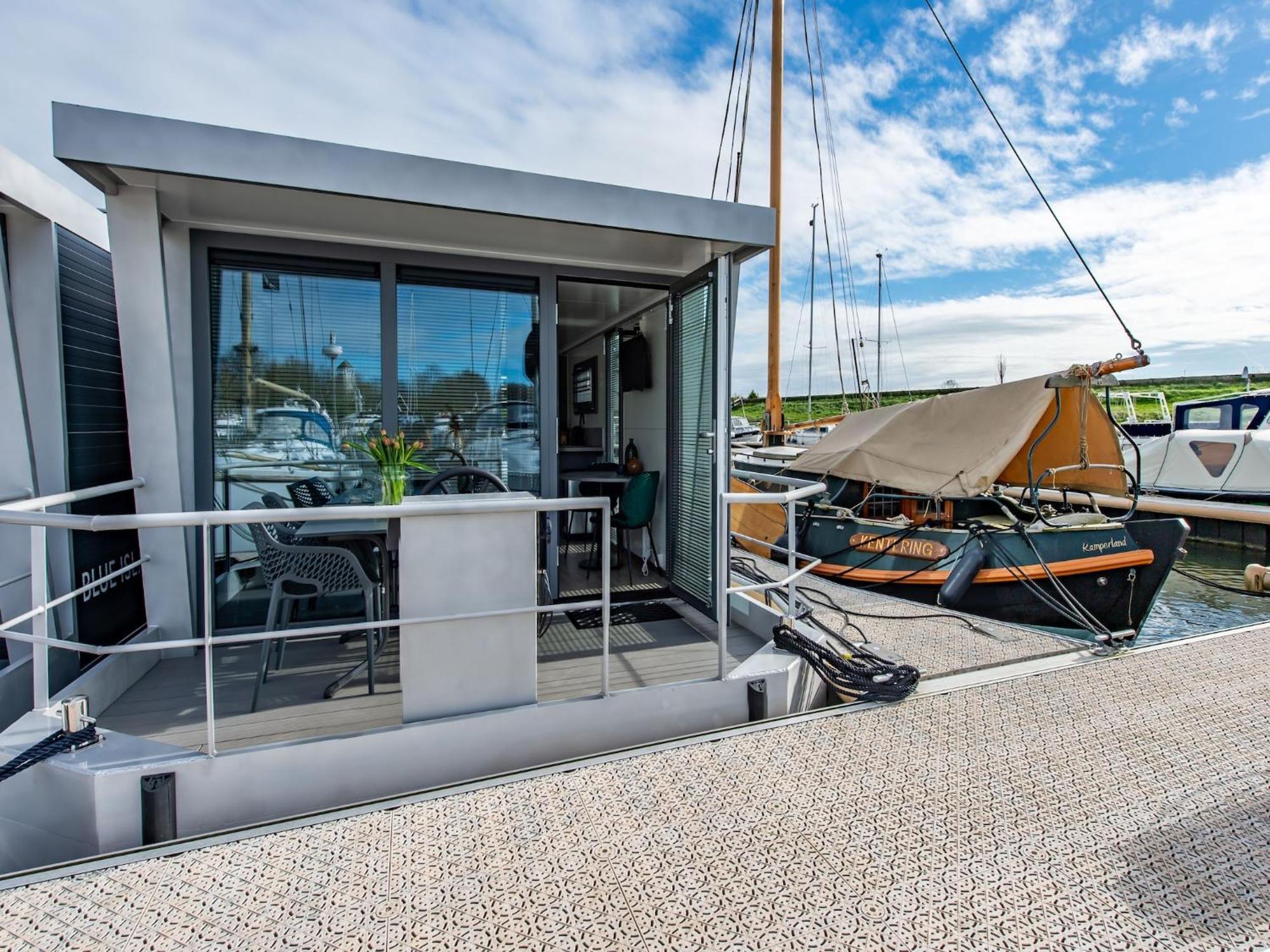Waterlodge Blue Lagoon On A Jetty For 4 People Kamperland Extérieur photo