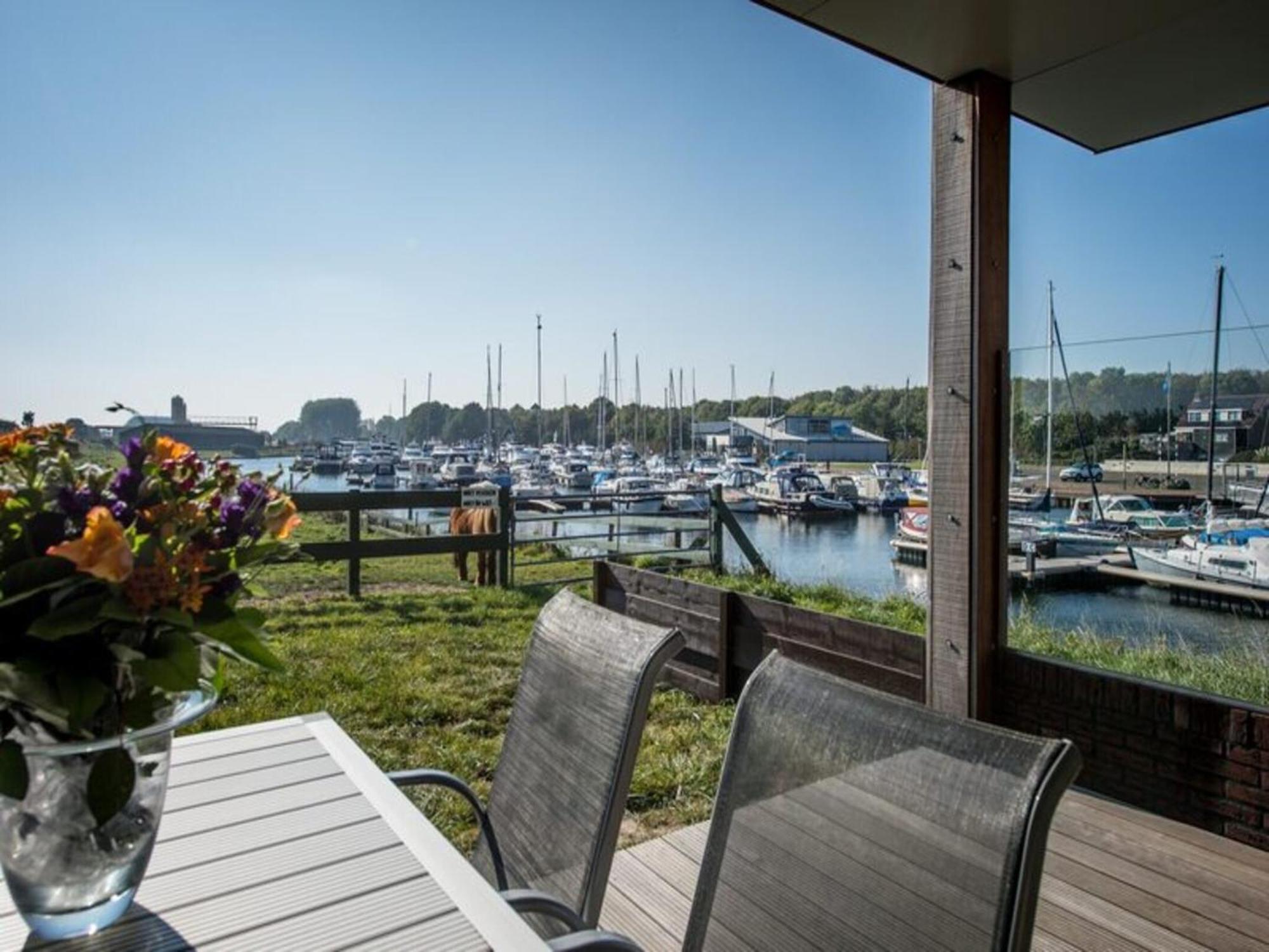 Waterlodge Blue Lagoon On A Jetty For 4 People Kamperland Extérieur photo